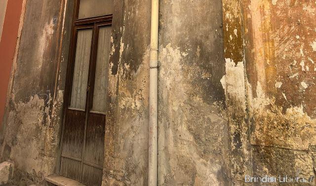 Edifici Abbandonati a Brindisi: Nasce una Commissione Congiunta per Salvaguardare Decoro e Salute Pubblica
