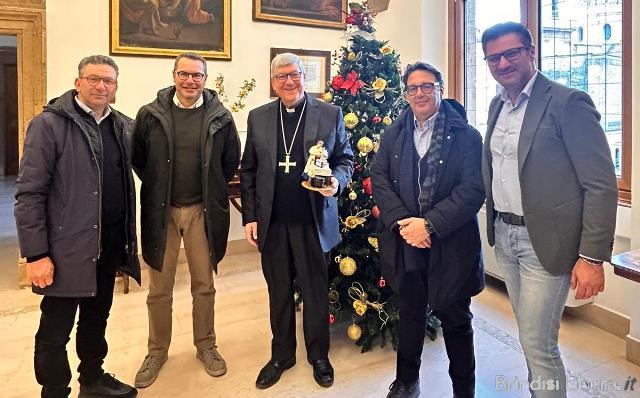 Oria: le sezioni di zona di Confartigianato e Coldiretti offrono in dono al Vescovo della Diocesi di Oria la statuina per il Presepe, simbolo della qualità made in Italy