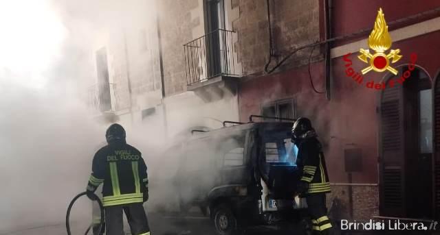 Incendio di un furgone a Latiano: intervento dei Vigili del Fuoco