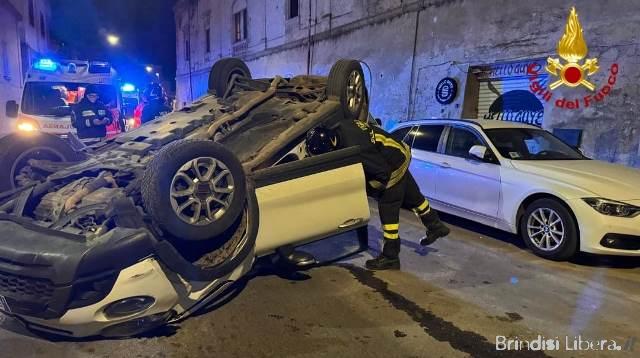 Incidente stradale a Brindisi: auto si ribalta, feriti lievi due passeggeri