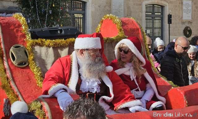Natale a Fasano: Babbo Natale ha salutato i bambini in piazza Ciaia