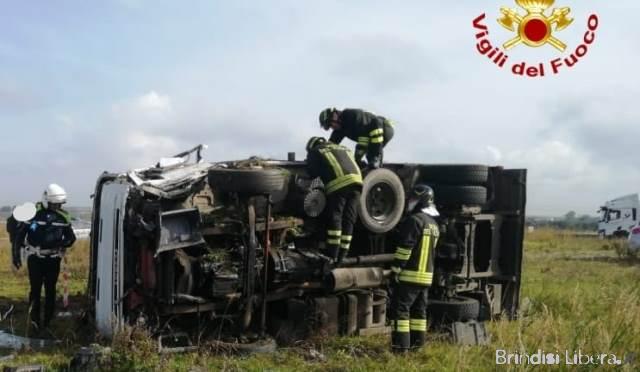 Incidente mortale sulla superstrada di Brindisi: un morto e tre feriti in scontro tra furgone e auto