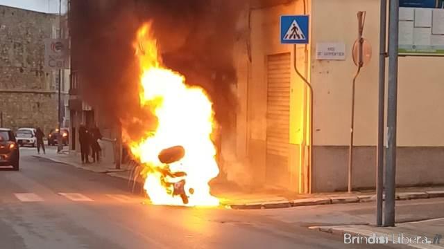 Brindisi, paura in via De Carpentieri: moto in fiamme, nessun ferito