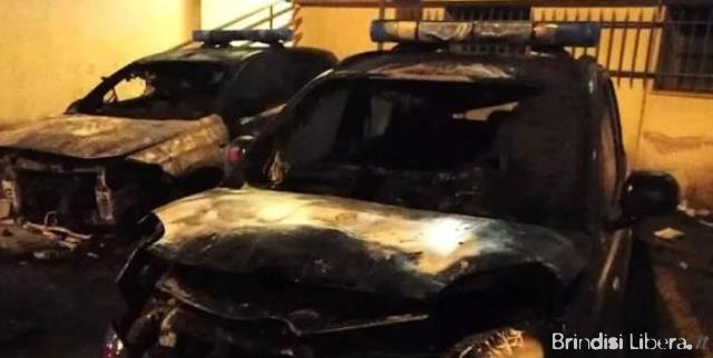 Oria, incendio distrugge le due auto della Polizia Locale: indagini in corso