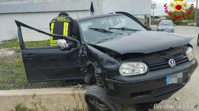 Incidente stradale in via Enrico Fermi a Brindisi: intervento dei Vigili del Fuoco