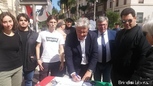 Raccolta firme a Brindisi di Fratelli d’Italia a sostegno delle forze dell’ordine: intervista al Coordinatore Cesare Mevoli