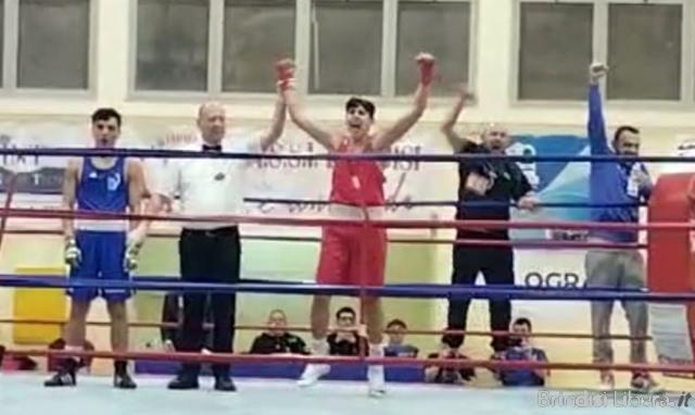Carmine Iaia Junior campione regionale. Il giovane atleta brindisino, figlio del maestro Carmine, fondatore della Boxe Iaia, conquista a Brindisi il titolo Esordienti Puglia