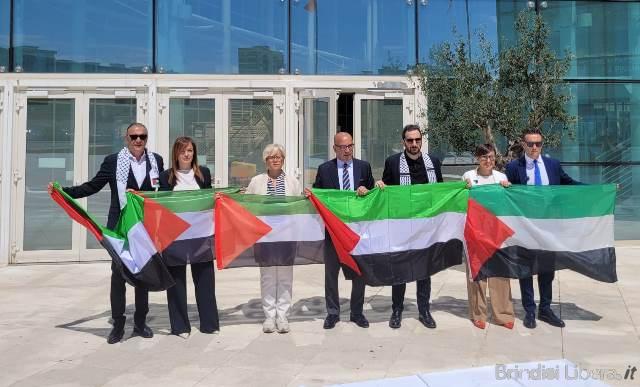 Bandiere palestinesi rovesciate nel flash mob davanti alla Regione. Mozione pro Palestina in Consiglio