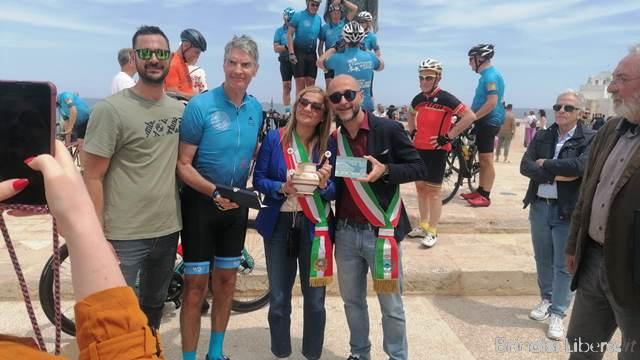 “Pedalando nel Blu” conquista tutti: cicloturismo e musica in onore di Modugno