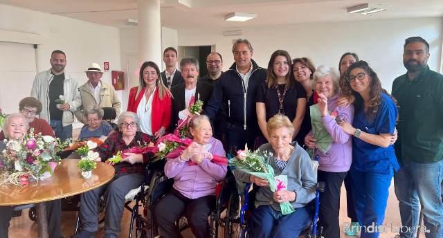 Festa della Mamma: l’Associazione Periferia porta sorrisi alla struttura “Il Focolare” di Brindisi