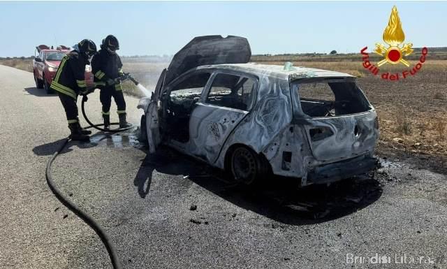 Auto in fiamme sulla SP 80: intervento dei Vigili del Fuoco di Brindisi