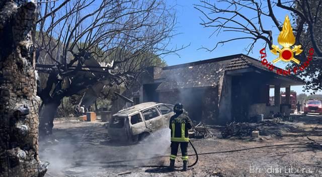 Incendio a Mesagne: fiamme lambiscono un’abitazione, distrutti mezzi e deposito attrezzi