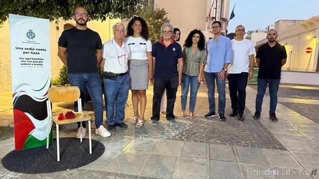 San Michele Salentino, una sedia vuota davanti al Municipio per ricordare i bambini di Gaza