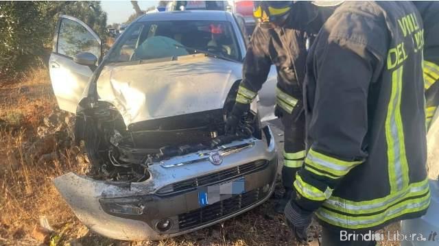 Violento impatto tra due auto sulla SP26: tre feriti, veicoli messi in sicurezza