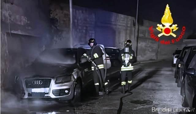 Brindisi, incendio notturno in centro: auto in fiamme in Vico Lungo