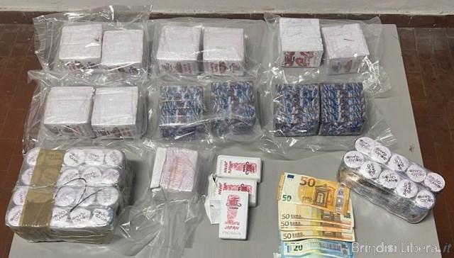 Carovigno (BR). I Carabinieri arrestano due persone e ne denunciano una per detenzione di 10 kg di hashish.