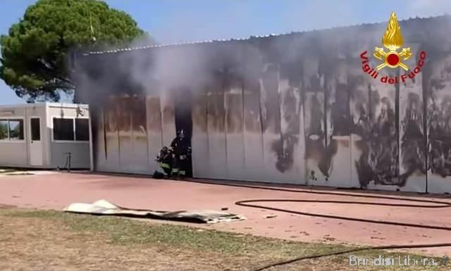 Incendio in un hangar a Cellino San Marco: distrutti quattro aerei, un ferito grave