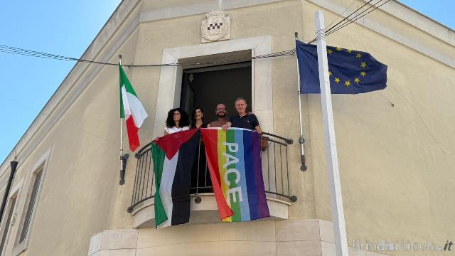 San Michele Salentino fa sventolare la Pace e la Palestina sul Municipio