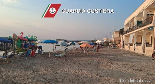 FASANO: GUARDIA COSTIERA E POLIZIA LOCALE – SEQUESTRI A TORRE CANNE DI OMBRELLONI E ATTREZZATURE BALNEARI SU SPIAGGIA LIBERA