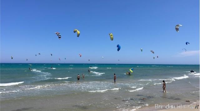 BRINDISI-Kitesurf tra i bagnanti, scattano le sanzioni amministrative della Guardia Costiera