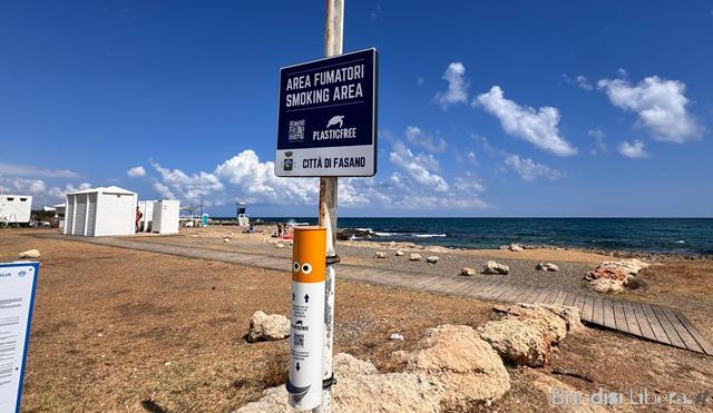 Fasano, installati sulla costa 4 nuovi porta‑mozziconi di Plastic Free