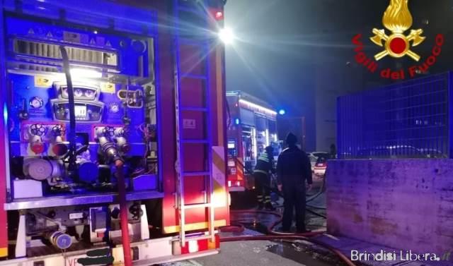 Incendio in un appartamento a Brindisi: uomo soccorso dai Vigili del Fuoco