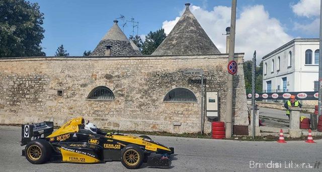 Automobiliamo-ADRIANO RICCI CON LA SUA GLORIA VINCE LO SLALOM SELVA DI FASANO, FINALE DEI TROFEI D’ITALIA 2025
