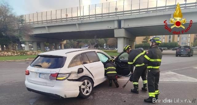 Incidente stradale all’“incrocio della morte” di Brindisi: due auto coinvolte, un ferito