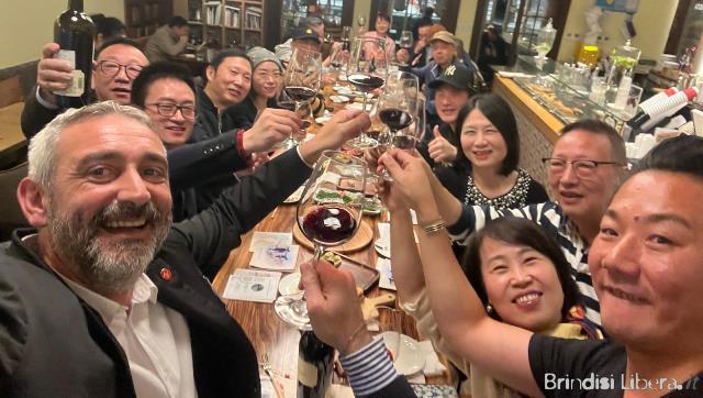 BRINDISI-Ancora una volta Legambiente deve richiamare l’attenzione sui servizi di raccolta differenziata a Brindisi. Numerose sono infatti le segnalazioni dei cittadini e le verifiche direttamente effettuate su disfunzioni, abbandoni di rifiuti e vere e proprie discariche abusive in vari quartieri. Sicuramente ha inciso la contorta vicenda relativa all’assegnazione dell’appalto alla ditta Teorema, ai ricorsi ed ai provvedimenti giudiziari conseguenti, ma quel che è certo è che abbiamo un ulteriore significativo calo della percentuale di raccolta differenziata in città, con conseguenti danni ambientali e costi crescenti del ciclo complessivo della raccolta differenziata e del successivo conferimento delle diverse fazioni dei rifiuti. Nel dicembre 2024 l’associazione in un comunicato stampa dal titolo: “Raccolta differenziata a Brindisi: invertiamo la rotta”, riportava questi dati per la raccolta differenziata: nel 2016 al 26%, nel 2018 al 53%, 2022 al 43%, 2024 42%. Nel maggio 2024 la ditta Teorema presentò in una iniziativa presso il teatro Verdi, che voleva avere un grande effetto mediatico, un piano che avrebbe dovuto far decollare la raccolta differenziata, ma, in realtà abbiamo assistito una gestione molto discutibile, testimoniato non soltanto dai dati, ad esempio con un crollo al 36,43% di agosto 2024, ma soprattutto dai ricorsi rispetto all’assegnazione dell’appalto e dai provvedimenti giudiziari di annullamento dell’assegnazione stessa. Oggi abbiamo, sempre in base alla stessa fonte di riferimento che è l’osservatorio regionale per i rifiuti in Puglia, abbiamo una percentuale media di raccolta differenziata riferita al mese di settembre 2025 del 43,93%, che è ben al di sotto di quella del 2018 del 53%, che Legambiente ha sempre ritenuto connessa alle disposizioni del commissario prefettizio Giuffrè, che prevedevano premialità o penalità nella gestione del servizio. Sicuramente la responsabilità dei livelli così bassi di raccolta differenziata di questi ultimi anni ed attuali, sono anche addebitabili ai cittadini, ma bisogna chiedersi come mai dal 2018 ad oggi si sia avuto un calo di più di nove punti percentuali è sicuramente vero anche che è allarmante la percentuale di evasione rispetto al pagamento della Tari, che, come Legambiente riportava nella nota del dicembre 2024, in base ai dati forniti anche da organi di informazione, era l’anno scorso del 38%. CIRCOLO “TONINO DI GIULIO” Sede legale Piazza Marco Antonio Cavalerio 13 – 72100 Brindisi C.F. 01452650748 Iscrizione Registro Regionale n° 373 Circolo Legambiente “Tonino Di Giulio” tel. 330.523251 www.legambientebrindisi.blogspot.it e-mail legambientebrindisi@gmail.com L’andamento così negativo della raccolta differenziata e l’evasione citata dal pagamento del tributo richiamano però, in primo luogo la necessità che sia l’amministrazione pubblica a garantire servizi di raccolta differenziata e controlli adeguati, anche provvedendo ovviamente a combattere l’evasione fiscale e la non rilevata elusione, in modo da garantire i diritti ai cittadini che mostrano un senso civico apprezzabile, da colpire gli incivili e coloro che non pagano la Tari ed ovviamente da coniugare qualità della raccolta differenziata e progressivo abbattimento dei costi della stessa, che vedono oggi Brindisi tra i comuni più penalizzati in Italia. Gli obiettivi del 65% di raccolta differenziata, che avremmo dovuto raggiungere da tempo e del 75%, oggi utopico, sono lontanissimi e i costi ricadono innanzitutto su chi paga regolarmente la Tari.