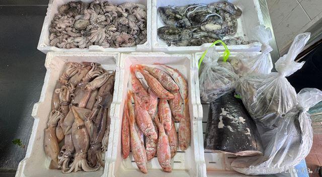 BRINDISI-Pescheria chiusa per irregolarità: prodotti non tracciati, violazioni igienico-sanitarie e lavoratori in nero