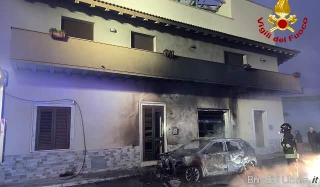 Auto in fiamme nella notte a San Donaci: danneggiato edificio