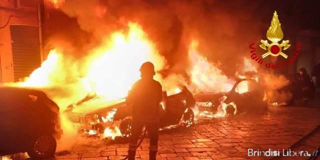 Incendio nella notte a Brindisi: quattro auto distrutte in via Ferrante Fornari