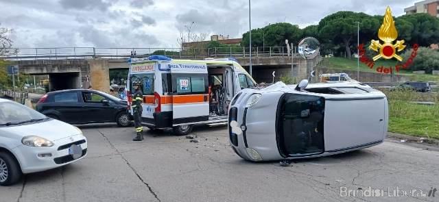 Incidente stradale a Brindisi: due feriti, un’auto si ribalta sulla complanare di Santa Chiara
