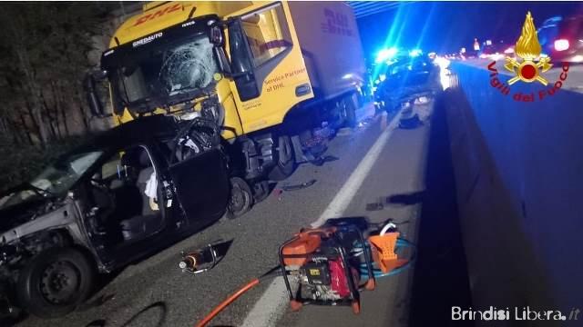 Incidente sulla SS613 a Torchiarolo: intervento dei Vigili del Fuoco, coinvolte due auto e un camion