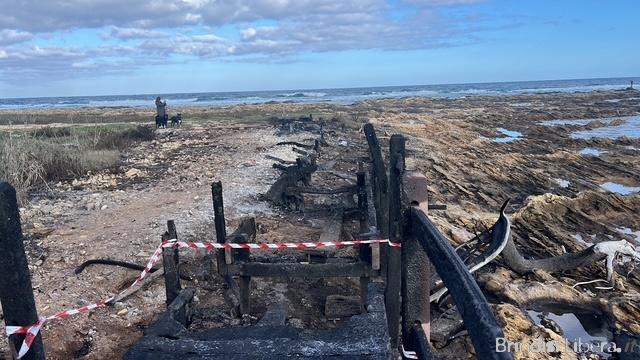 Legambiente Brindisi-Incendio alla passerella per disabili a Punta del Serrone: un atto vile e inaccettabile