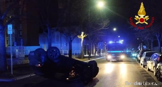 Auto si ribalta sulla via Appia: intervento dei Vigili del Fuoco nella notte