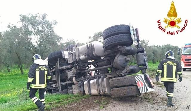 Incidente stradale sulla SP51 Oria–Cellino: autocisterna si ribalta, nessun ferito