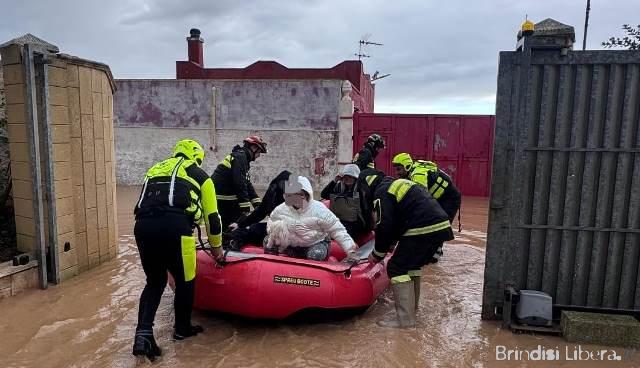 Maltempo nel Brindisino: oltre trenta interventi dei Vigili del Fuoco. Soccorsa una donna incinta ad Apani