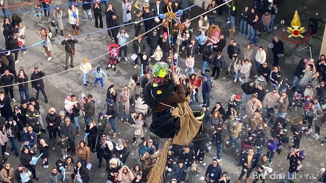 Befana, Spiderman e sorrisi: la magia dei Vigili del Fuoco per i bambini di Brindisi