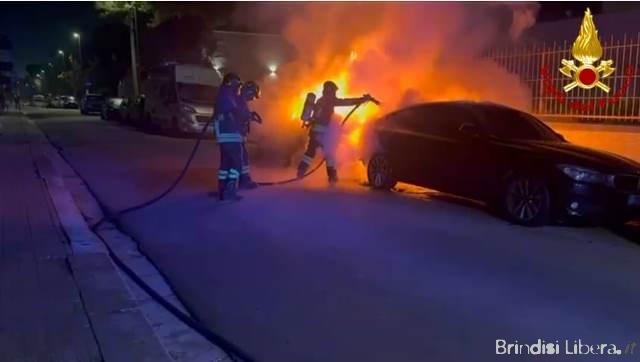 Fiamme nella notte a Brindisi: due interventi dei Vigili del Fuoco