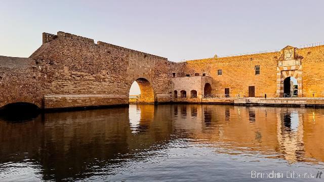 Nuovi orari per visitare il Castello Alfonsino – Forte a Mare di Brindisi.   Si parte sabato 21 con la pratica dello Slow Art.
