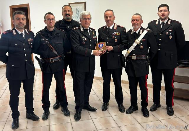 Eroismo e senso del dovere: il Generale di Corpo d’Armata Massimo MASCIULLI, Comandante Interregionale Carabinieri “Ogaden” di Napoli, rende omaggio ai Carabinieri che hanno affrontato il fuoco dei rapinatori.