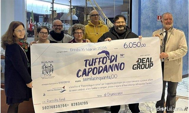 La cerimonia di consegna ufficiale del ricavato della raccolta fondi ha chiuso di fatto la XVI Edizione del “TUFFO DI CAPODANNO” 2026 di Brindisi.
