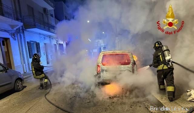 Brindisi, auto in fiamme nella notte: intervento dei Vigili del Fuoco in via Remo