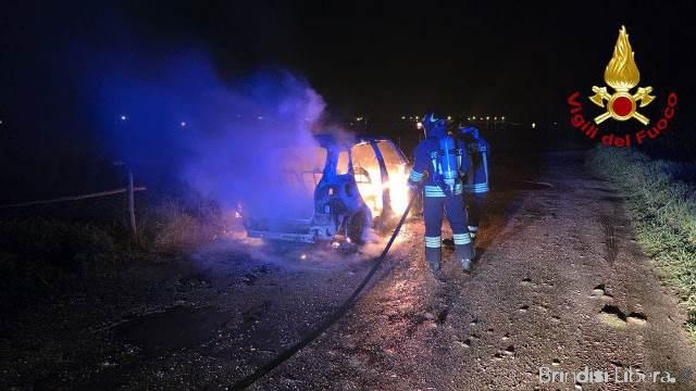 Auto in fiamme nei pressi dell’aeroporto di Brindisi: intervento dei Vigili del Fuoco
