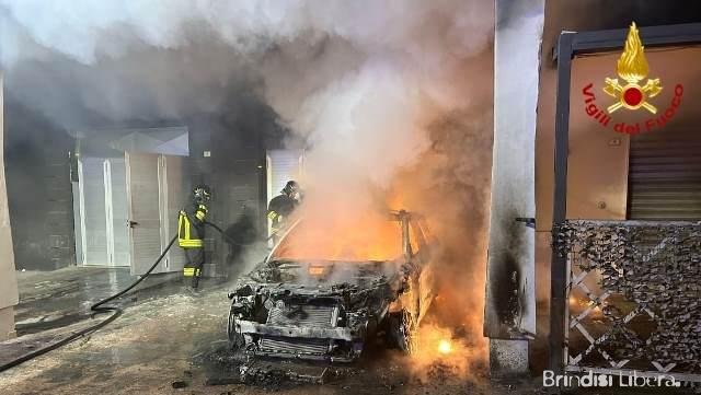 Incendio d’auto a Cellino San Marco: distrutta una Range Rover Evoque