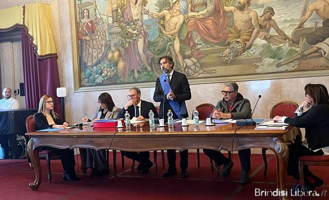 Insediato il nuovo Consiglio Provinciale di Brindisi: approvati tutti i punti all’ordine del giorno. Il Presidente Angelo Pomes presta giuramento