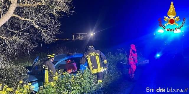 Brindisi, auto esce fuori strada sulla SP43: intervento dei Vigili del Fuoco