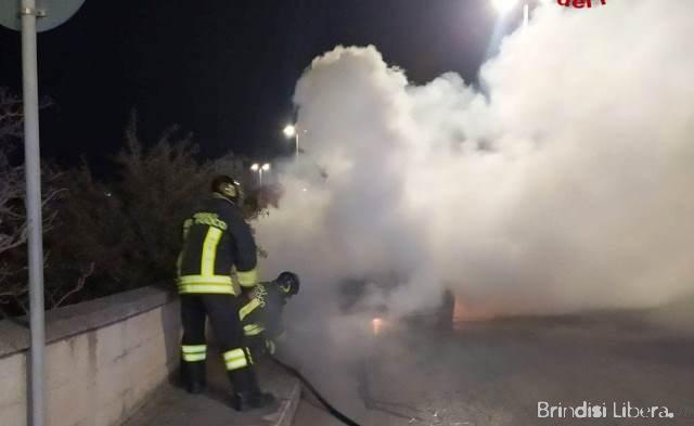 Ostuni, auto in fiamme in via De Laurentis: intervento tempestivo dei Vigili del Fuoco