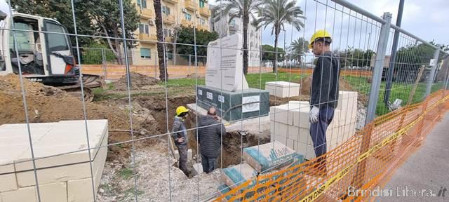Brindisi, appello durante i lavori in viale Mennitti: salvaguardare l’epigrafe per Papa Benedetto XVI